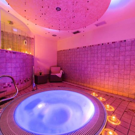 Hotel Palma Benessere Римини Екстериор снимка