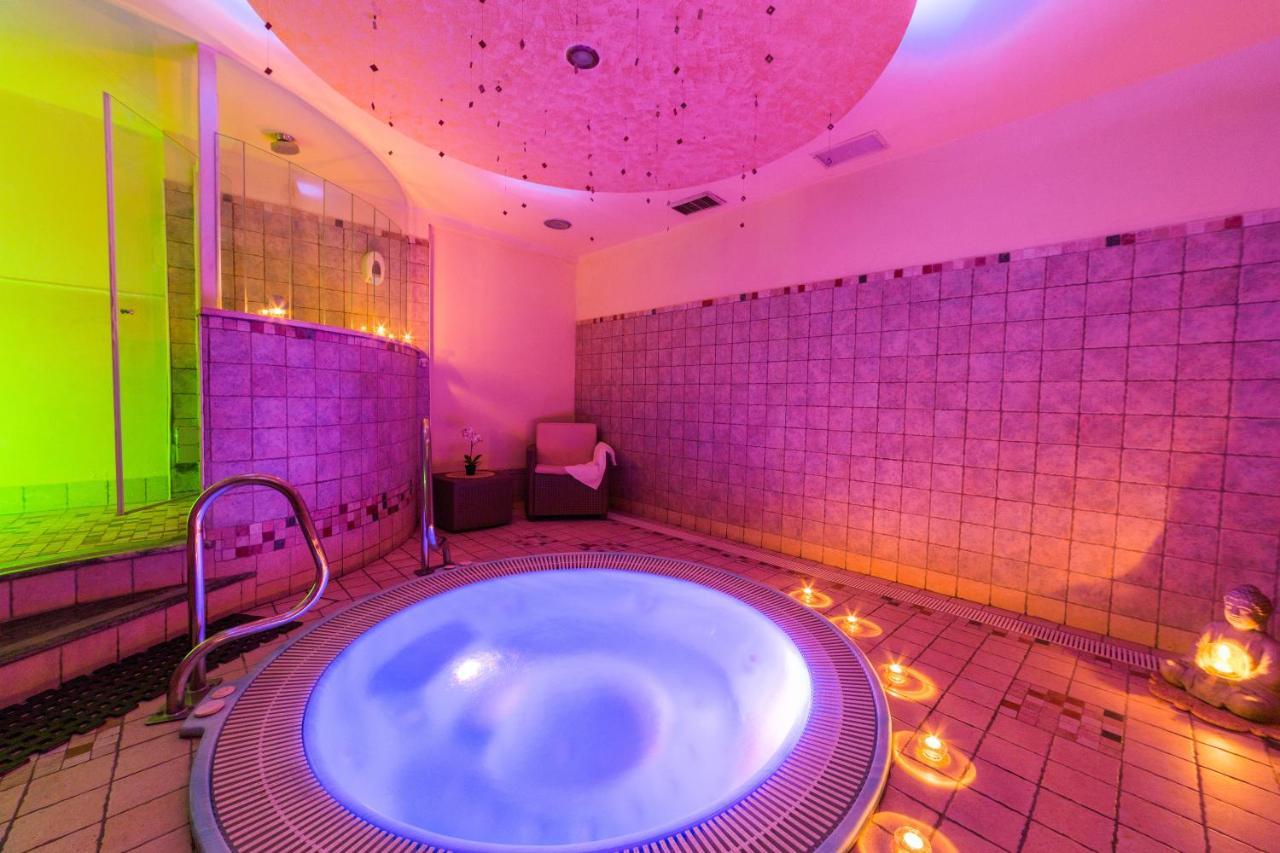 Hotel Palma Benessere Римини Екстериор снимка