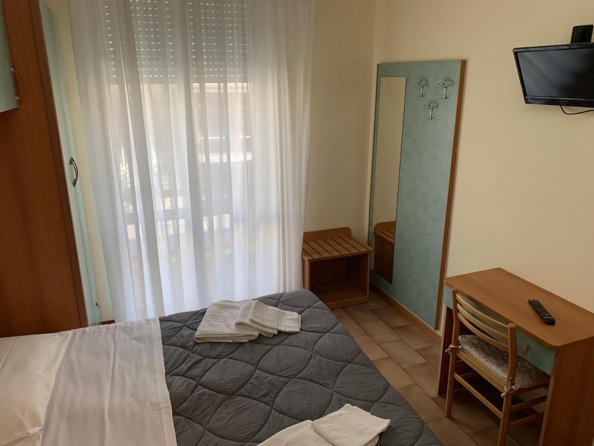Hotel Palma Benessere Римини Екстериор снимка