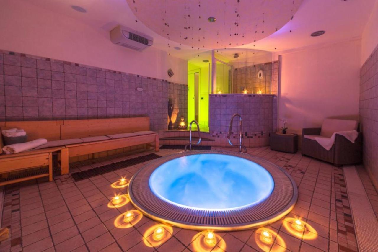 Hotel Palma Benessere Римини Екстериор снимка