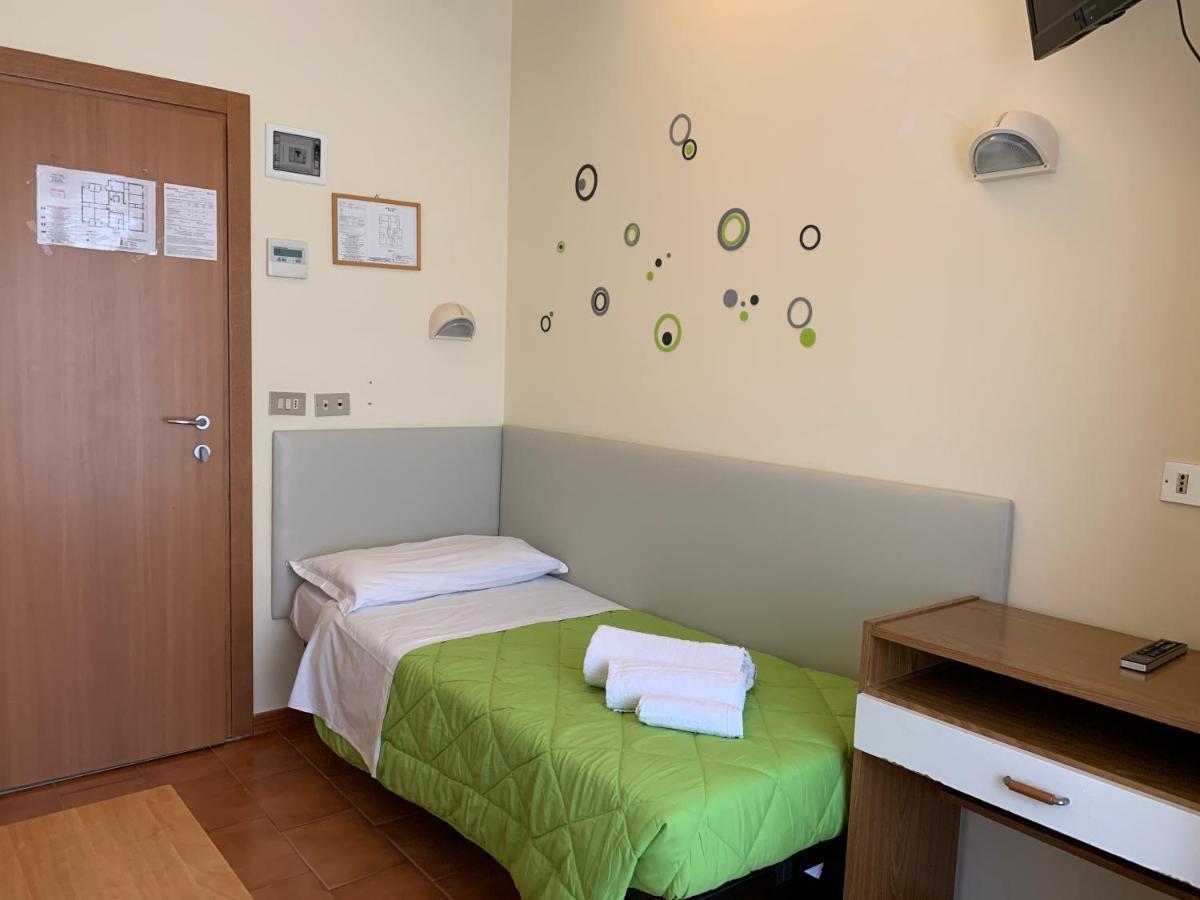 Hotel Palma Benessere Римини Екстериор снимка