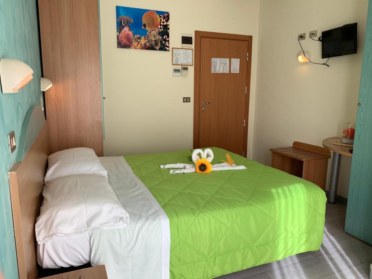 Hotel Palma Benessere Римини Екстериор снимка