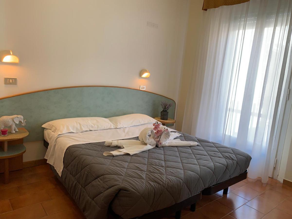 Hotel Palma Benessere Римини Екстериор снимка