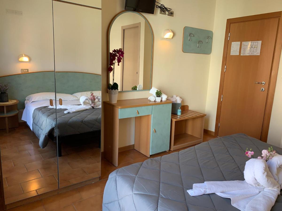Hotel Palma Benessere Римини Екстериор снимка