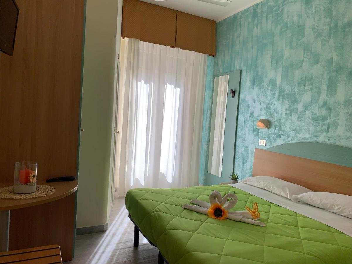 Hotel Palma Benessere Римини Екстериор снимка