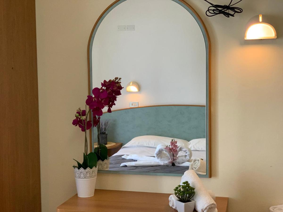 Hotel Palma Benessere Римини Екстериор снимка