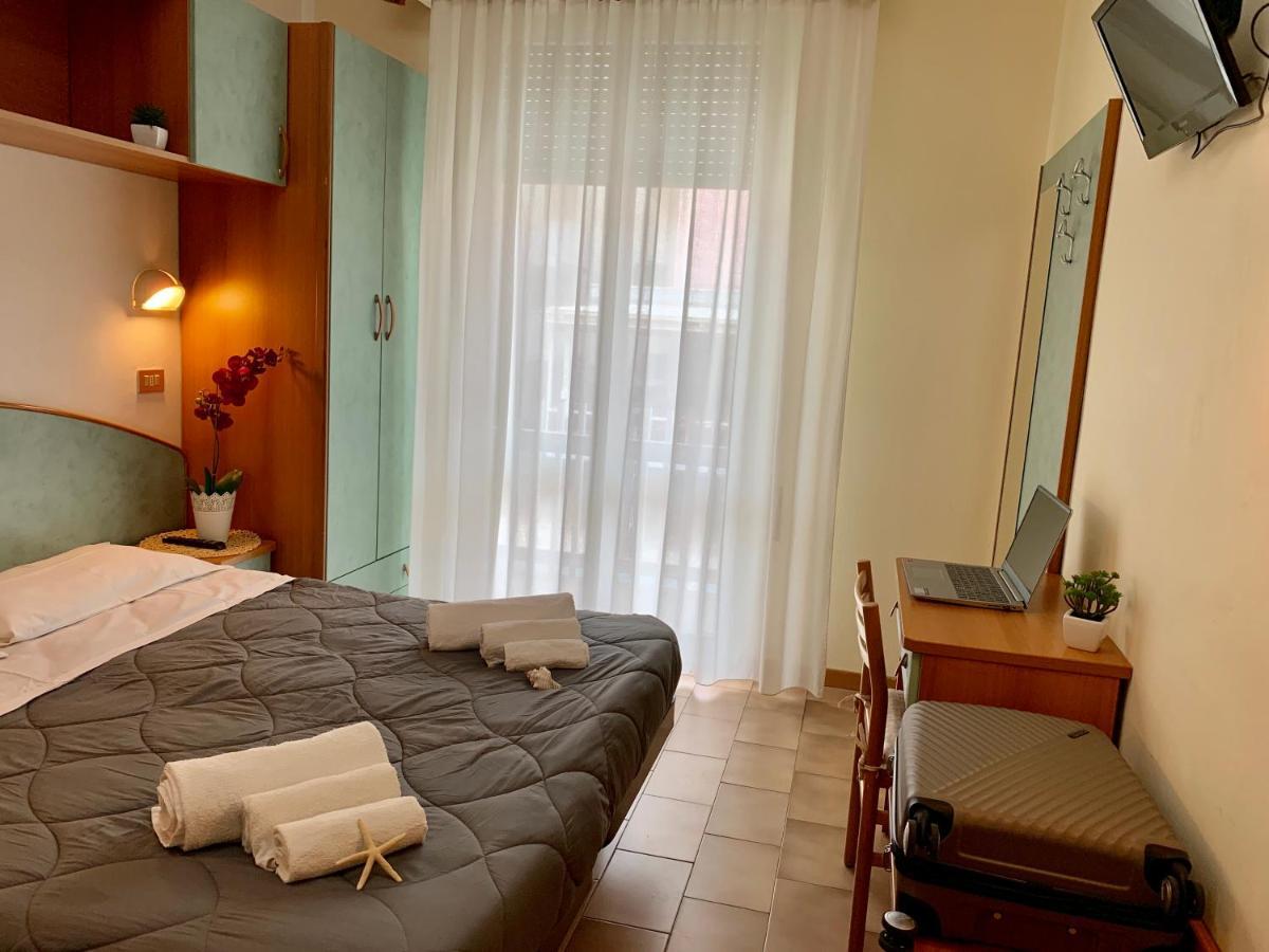Hotel Palma Benessere Римини Екстериор снимка