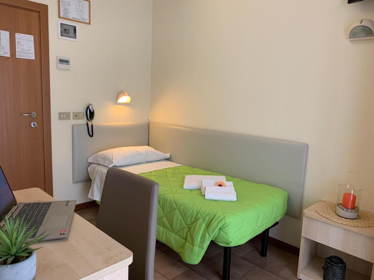 Hotel Palma Benessere Римини Екстериор снимка