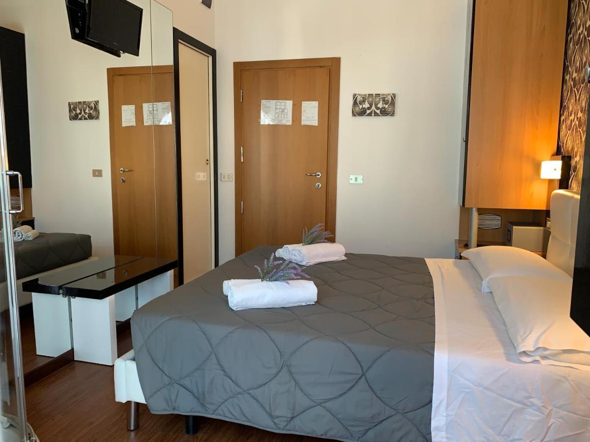 Hotel Palma Benessere Римини Екстериор снимка