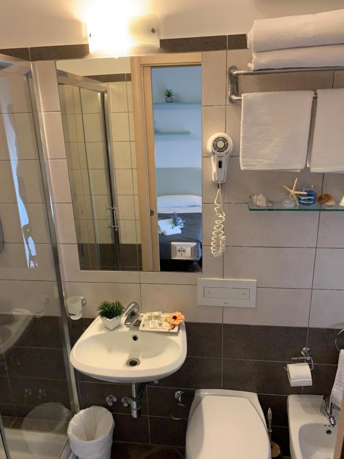 Hotel Palma Benessere Римини Екстериор снимка